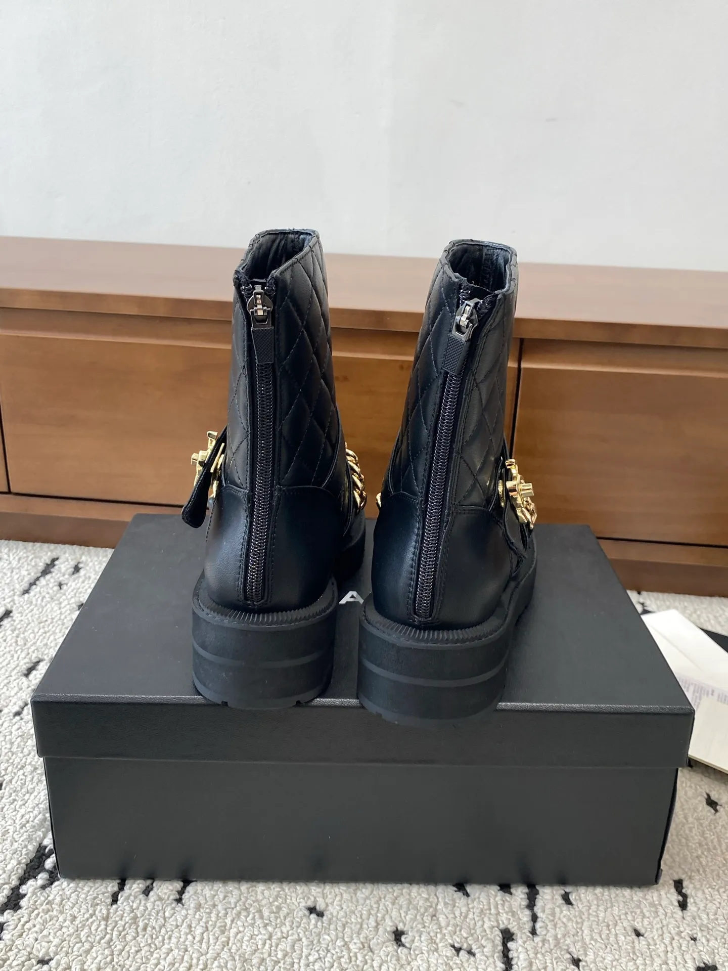👟👟Ex-factory price 700👟👟 High version🍀 CHANEL 2025s autumn and winter series short boots, made of imported cowhide, with an additional height of 5cm to show leg length. Chanel's classic rhombus is used on the boot shaft, which Xiao Meimei particularly likes. This is Chanel's most popular style this autumn and winter. In addition, the entire boot shaft is equipped with a classic chain and school bag buckle. It is made of full-grain cowhide and uses a rear zipper. It is easy to put on the foot and super comfortable. It is a must-have for this autumn and winter. 🔴 Upper material: imported cowhide leather with anti-rust metal chain ❤︎ Consistently authentic ❤︎ Outsole: original Italian anti-slip rubber outsole Number of yards: 35-40 (40 is custom-made, non-refundable and non-exchangeable) Buy now 👉 Buy now 👉 Buy now 👉 Buy now 👉 Buy now 👉 Buy now 👉 Buy now 👉 Buy now 👉 Buy now 👉 Buy now 👉